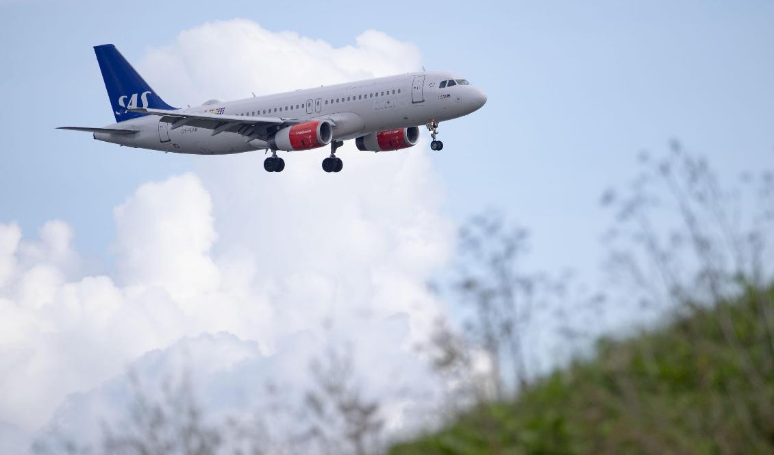 En Airbus A320 tillhörande SAS (Scandinavian Airlines) på väg in för landning på Kastrups flygplats utanför Köpenhamn. Foto: Johan Nilsson/TT-arkivbild