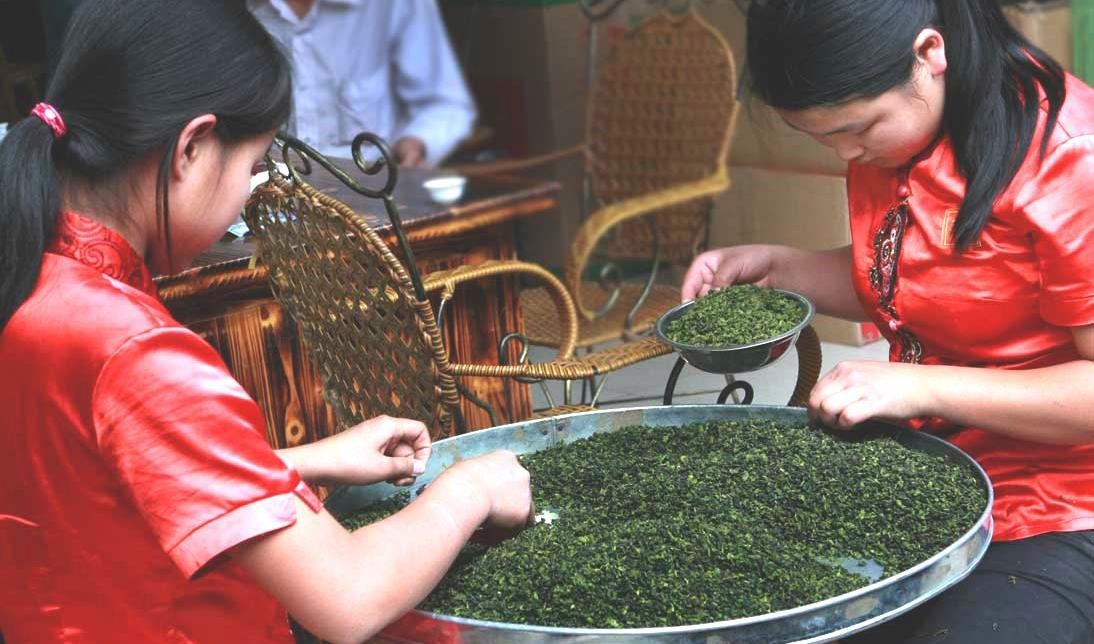Kina har alltid varit telandet framför andra. Här sorteras te vid en teaffär för att säkra kvalitén, Kunming, Kina. Foto: Steve Evans/CC BY-SA 3.0
