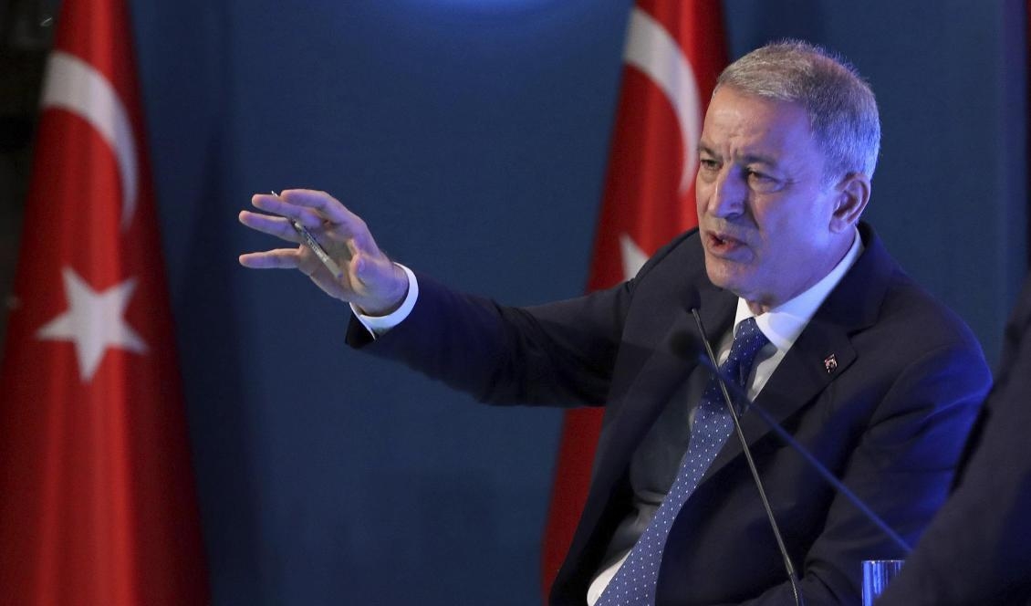 Turkiets försvarsminister Hulusi Akar meddelar beslutet om ledningscentralen under ett möte i Ankara på onsdagen. Foto: AP/TT