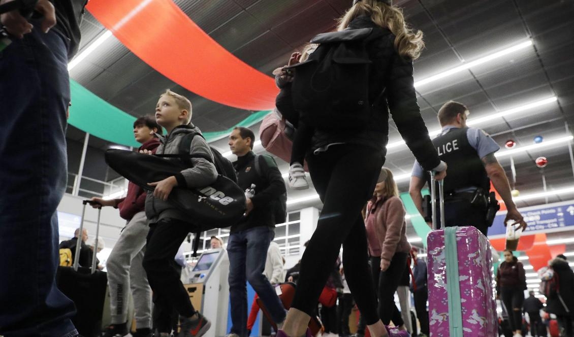 Resenärer på flygplatsen O'Hare i Chicago på onsdagen. Runt 55 miljoner i USA ska i väg under storhelgen thanksgiving, men snöstormar och starka vindar hindrar mångas resplaner. Foto: Nam Y Huh/AP/TT