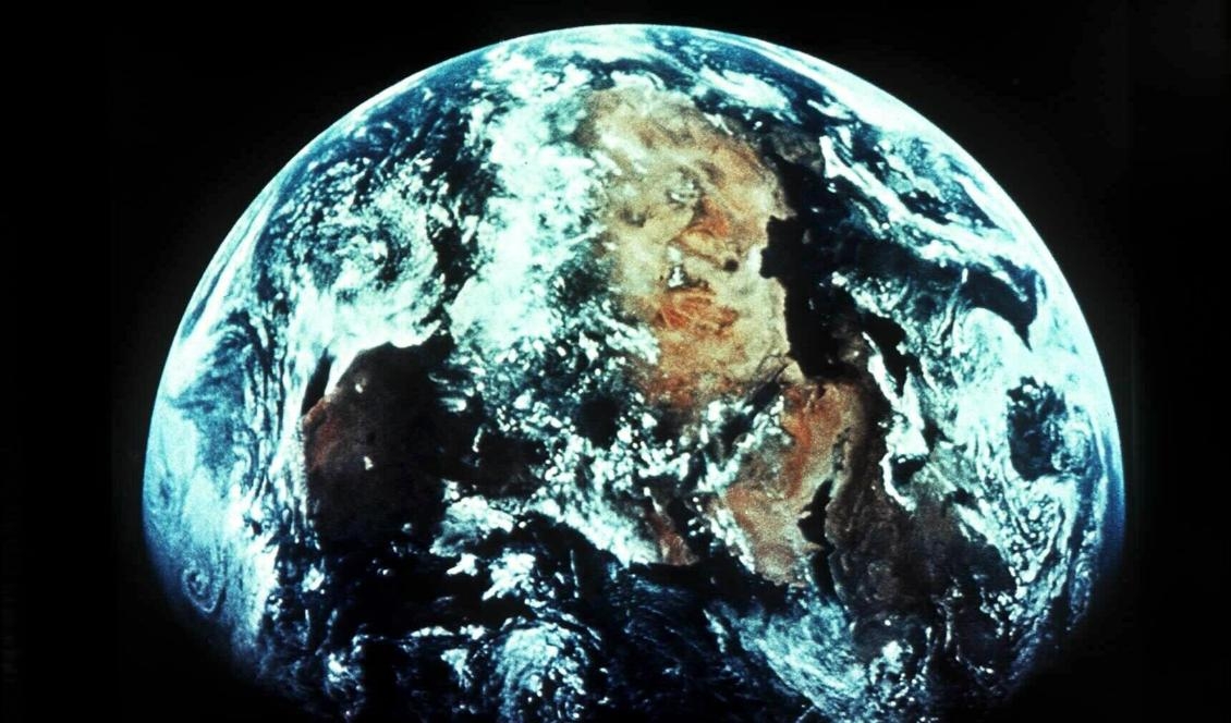 Jorden - sedd från satellit 1998. Nu, när jorden passerat läget då solen står i zenit över ekvatorn, blir natten längre än dagen. Foto: TT-arkivbild