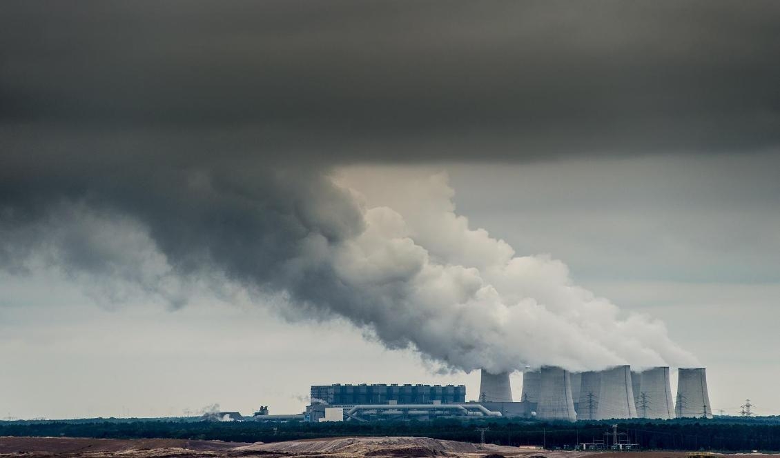 Regeringen kritiseras på nytt för godkännandet att sälja Vattenfalls brunkolsverksamhet. Foto: Patrick Pleul/AP/TT-arkivbild