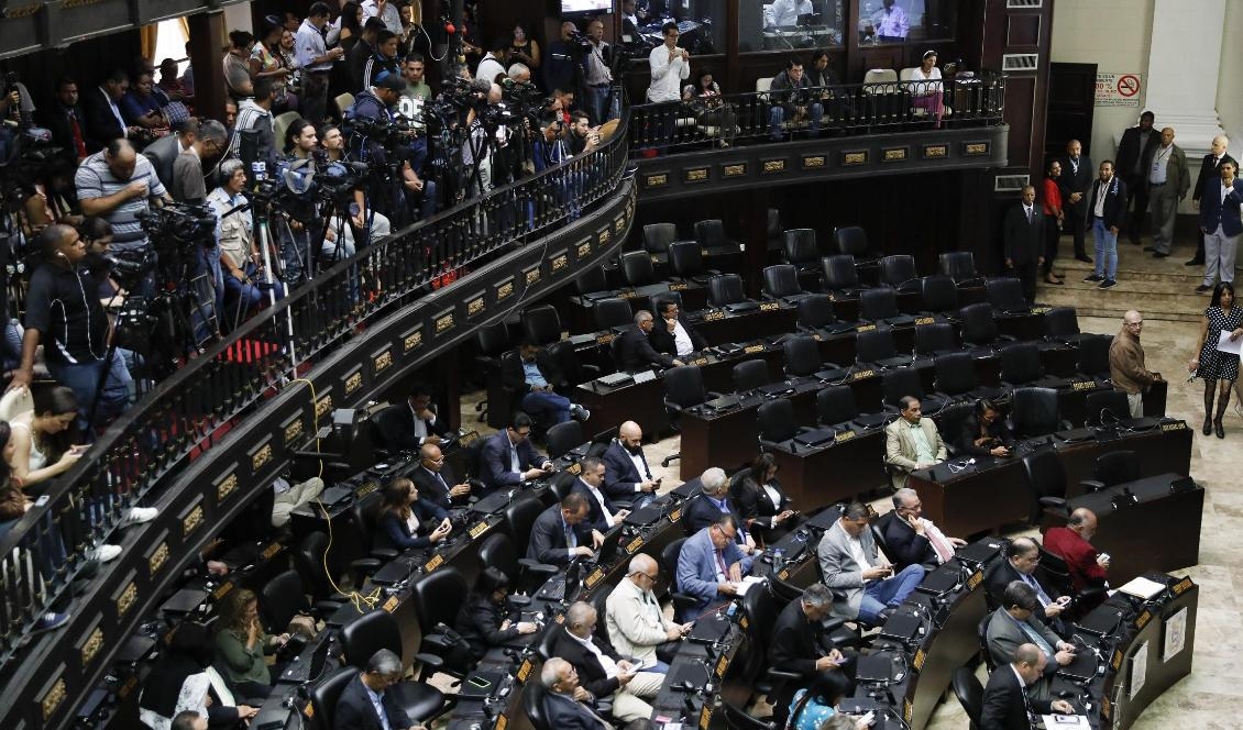 Venezuelas nationalförsamling under tisdagen. De tomma platserna tillhör det regerande socialistpartiet, vars medlemmar efter tre år ska återvända till församlingen. Foto: Ariana Cubillos/AP/TT