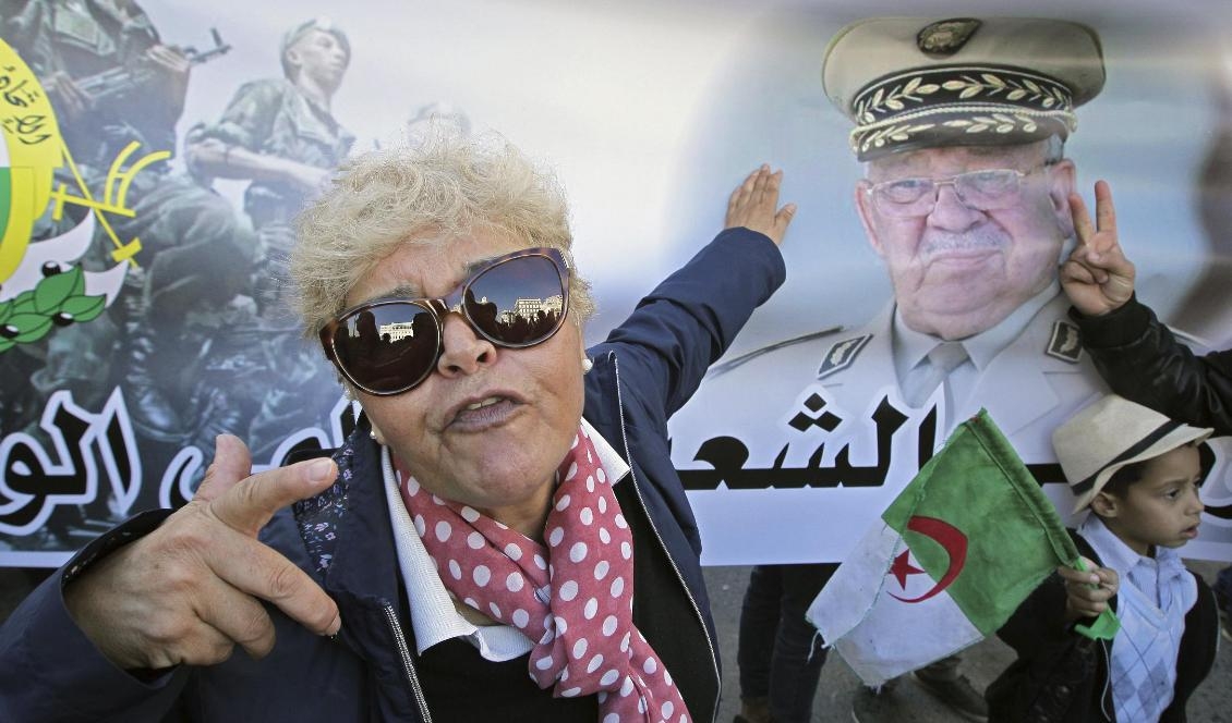 Flera regimkritiker har släppts ur algerisk fångenskap. Många greps i samband med demonstrationer bland annat mot Algeriets informelle ledare Ahmed Gaid Salah, som dog i en hjärtattack i december. Bilden är från en protest mot Gaid Salah. Foto: Fateh Guidoum/AP/TT-arkivbild