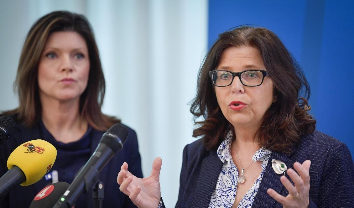 
Här är kvinnorna som ska pressa arbetslösheten. Från vänster arbetsmarknadsminister Eva Nordmark (S) och nytillträdda generaldirektören Maria Mindhammar. Foto: Anders Wiklund/TT-arkivbild                                                