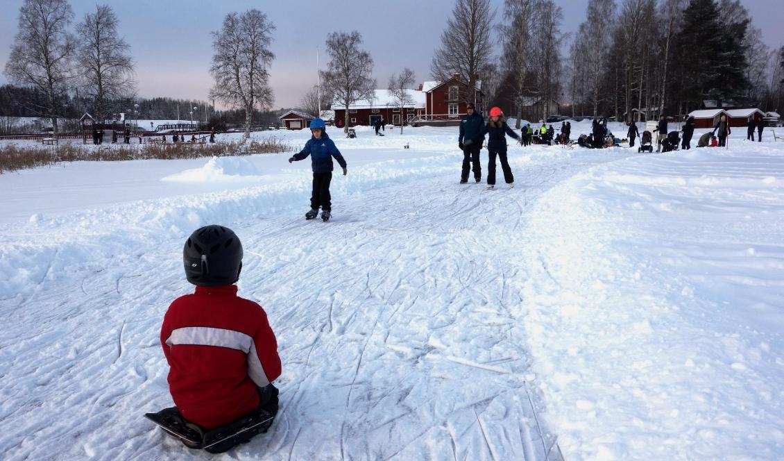 

I fint väder är den plogade isbanan på sjön välbesökt. Foto: Eva Sagerfors/Epoch Times                                                                                                