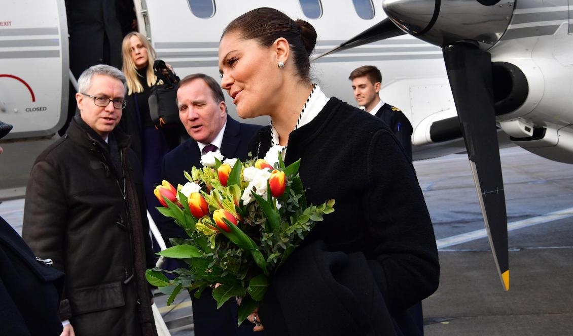 Kronprinsessan Victoria och statsminister Stefan Löfven (S) med ambassadör Stefan Gullgrenvid vid ankomsten till Katowice, Polen. De båda ska delta vid minneshögtiden i Auschwitz med anledning av 75-årsdagen av koncentrationslägret befrielse. Foto: Jonas Ekströmer/TT