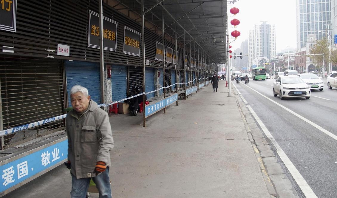En man passerar den igenbommade marknaden i Wuhan, där utbrottet tros ha börjat. Foto: AP/TT