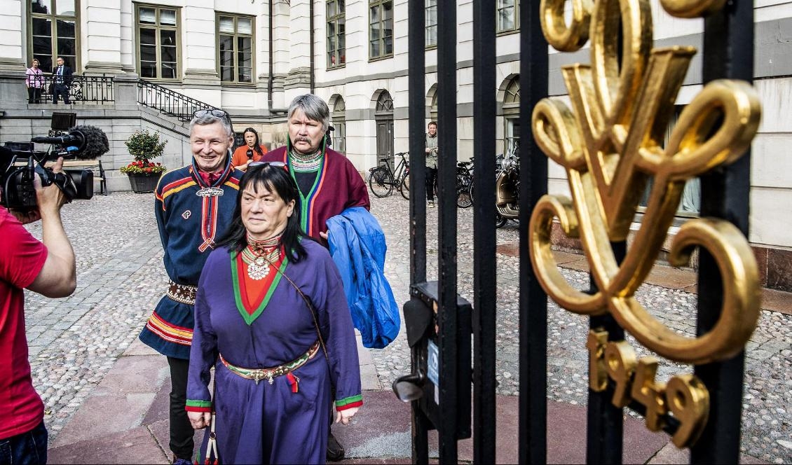 
Flera svenska samebyar kan stämma staten. Britt Sparrock, sametinget, Per-Olof Nutti, ordförande sametinget och Anders Kråik, sametinget, i samband med att tvisten mellan Girjas sameby. Foto: Tomas Oneborg/SvD/TT-arkivbild                                                
