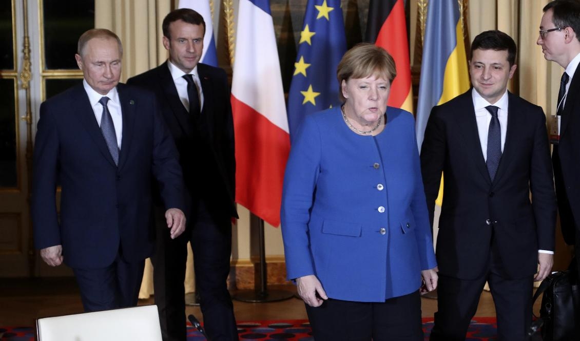 Rysslands president Vladimir Putin (till vänster), Frankrikes president Emmanuel Macron (nummer två från vänster), Tyskland förbundskansler Angela Merkel och Ukrainas president Volodymyr Zelenskyj (längst till höger) håller överläggningar om Ukraina i Paris. Foto: Thibault Camus/AP/TT