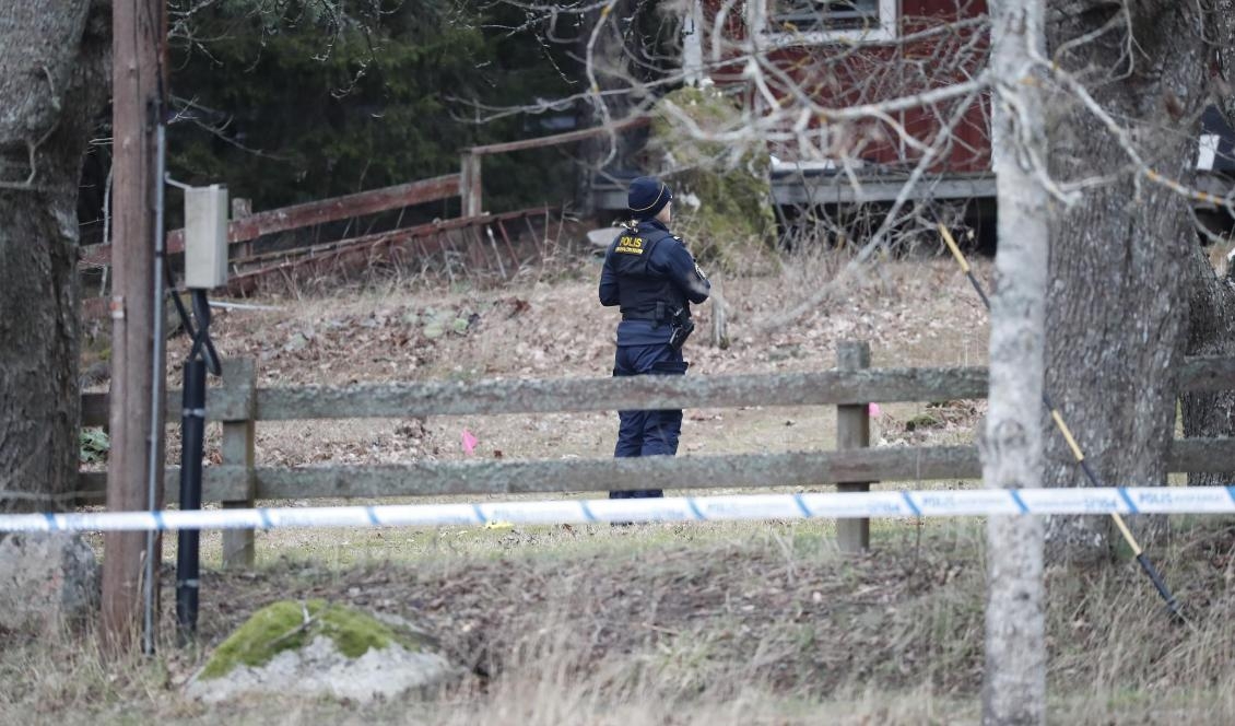 En polis arbetar på den misstänkta brottsplatsen i Vallentuna. Foto: Christine Olsson/TT