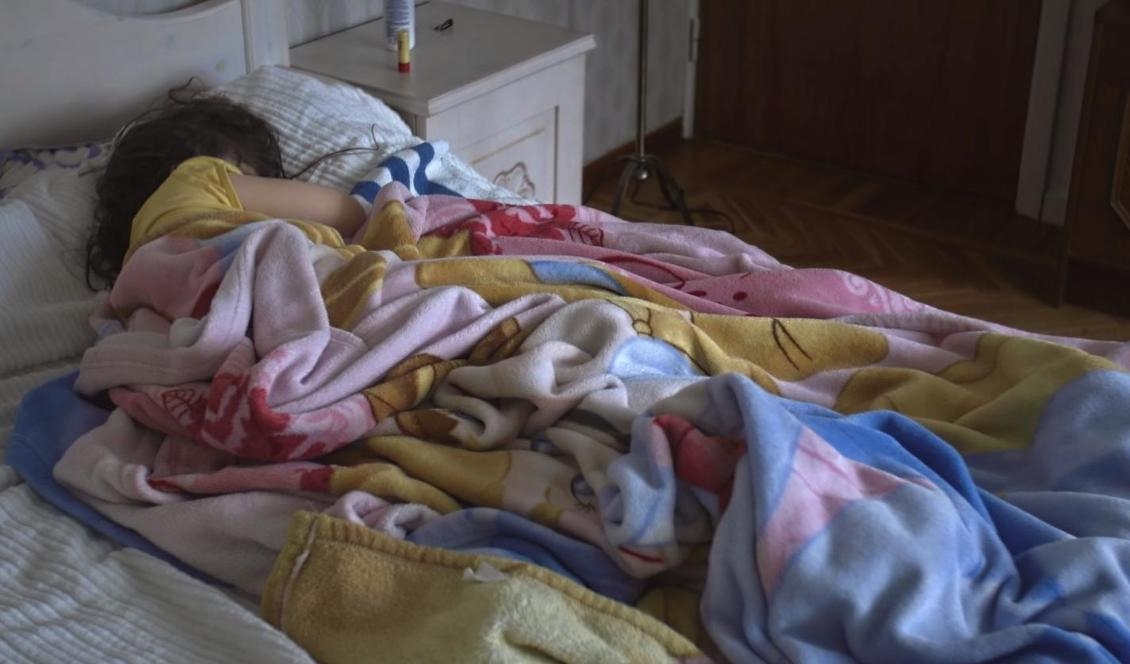 

Filter har granskat en dokumentär om en apatisk flicka. Tidskriften menar att flickas öde är en bluff. Foto: Skärmdump från Netflix-dokumentären "Life Overtakes Me".                                                                                                