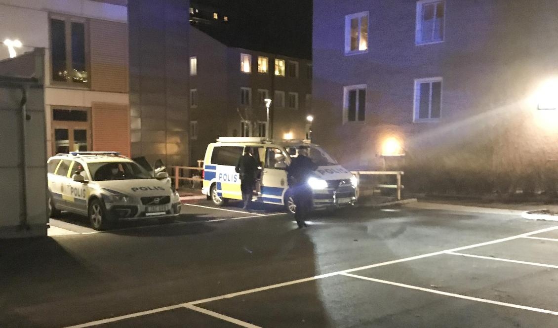 Någon form av explosion har ägt rum i ett trapphus i Gröndal i södra Stockholm. Foto: Per Stüblerl/TT