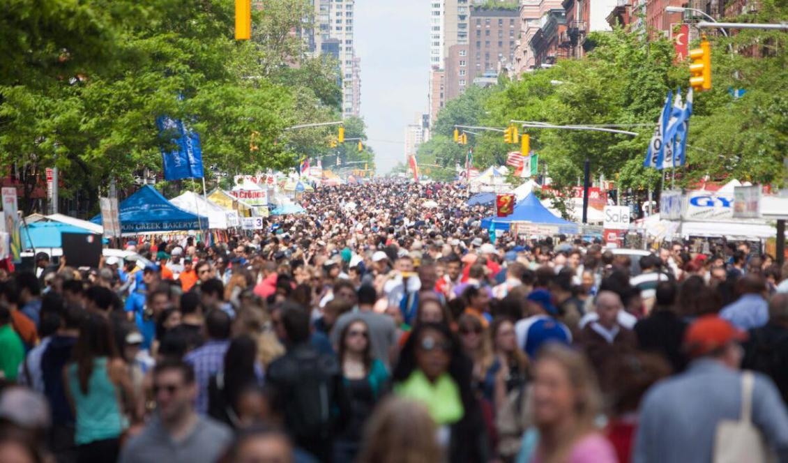 










Tusentals människor handlar från marknadsstånd under en matfestival i New York, 2014. Foto: Petr Svab/Epoch Times                                                                                                                                                                                                                                                                                                                                                                                                                                                                                                                                                