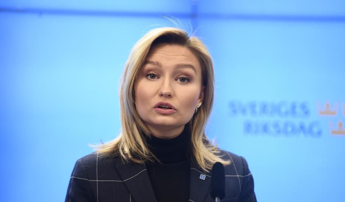 KD-ledaren Ebba Busch Thor (KD) vill att en statlig dagpenning ersätter försörjningsstödet för arbetslösa. Foto: Ali Lorestani/TT