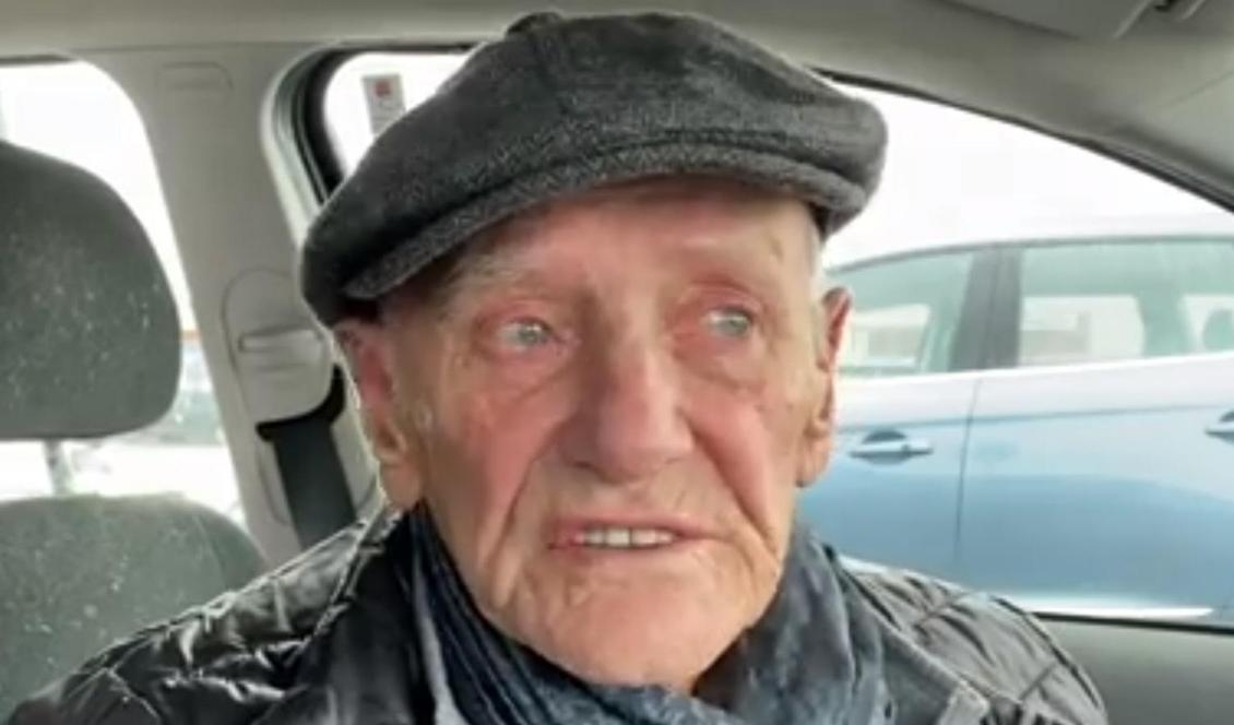 

87-årige Rolf Hansson i sin bil. Foto: Skärmdump/Facebook                                                                                                