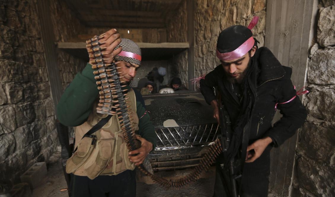 Turkietstödda rebeller på väg mot fronten i närheten av staden Nayrab, eller Neirab som den också kan stavas. Foto: Ghaith Alsayed/AP/TT