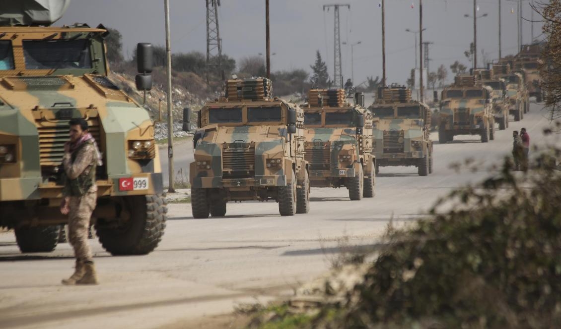 En turkisk militärkonvoj i Idlib på lördagen. En turkisk soldat dödades av artillerield under dagen. Foto: Ghaith Alsayed/AP/TT