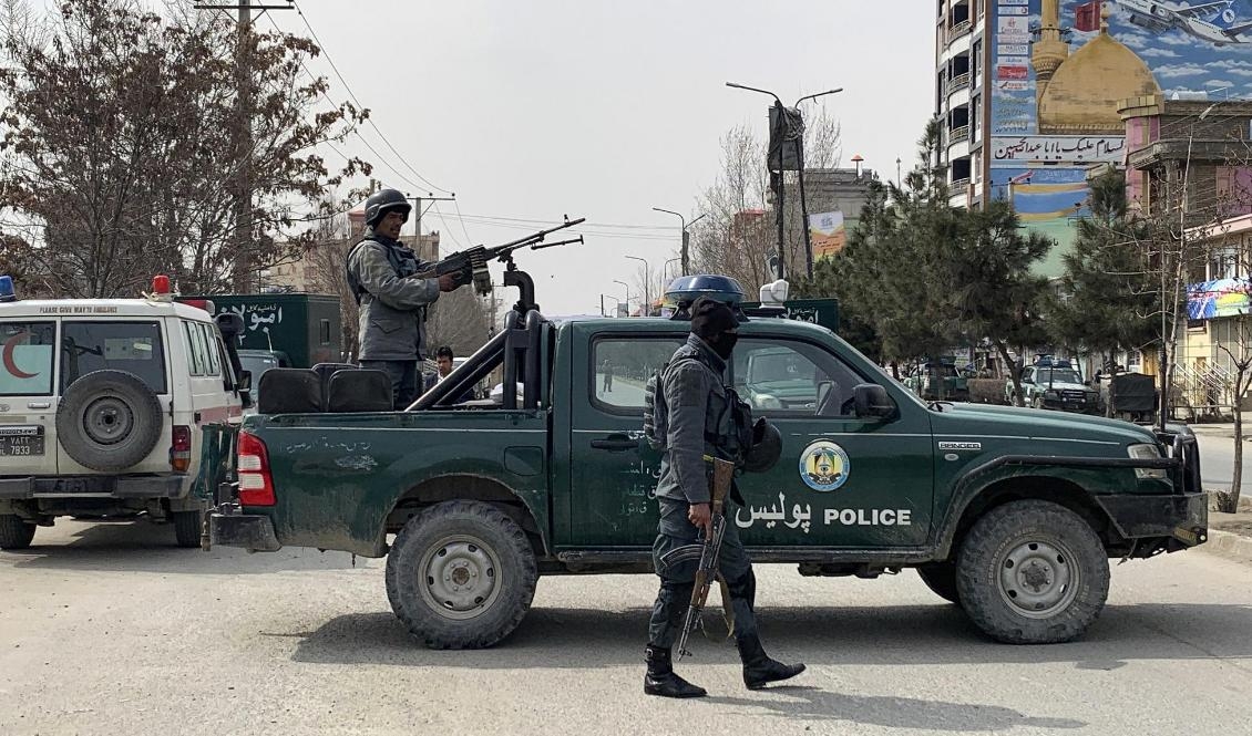 
Säkerhetsstyrkor anländer till platsen där nära 30 människor dödades i en attack i Afghanistans huvudstad Kabul på fredagsmorgonen. Foto: Rahmat Gul/AP/TT                                                