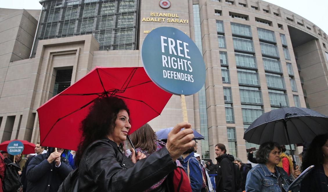 Människorättsaktivister i protest i Istanbul, sedan elva personer från bland annat människorättsorganisationer ställts inför rätta anklagade för terrorism. Foto: Lefteris Pitarakis-arkivbild