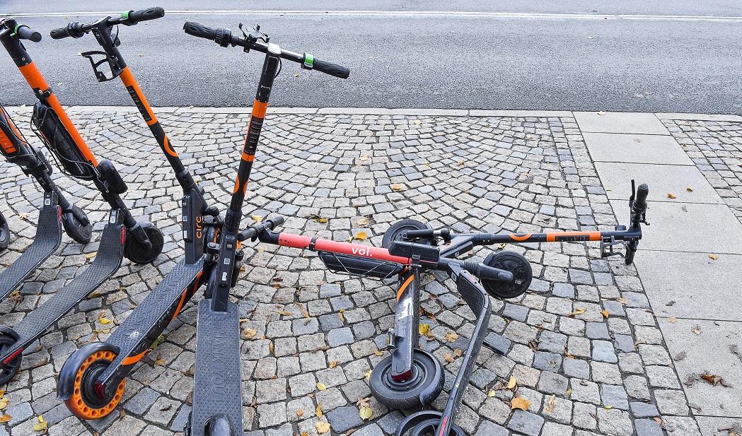 Elsparkcyklar slängs i vattnet. Foto: Jonas Ekströmer/TT-arkivbild