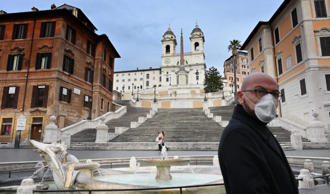 





En man med munskydd går förbi ett övergivet Piazza di Spagna i centrala Rom, Italien, den 12 mars 2020. Foto: Alberto Pizzoli/AFP via Getty Images                                                                                                                                                                                                                                                                                                