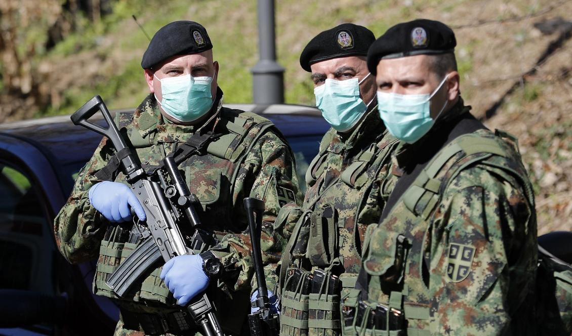 Serbien har infört stränga karantänsregler för att begränsa coronaviruset. På bilden syns soldater utanför en infektionsklinik i Belgrad. Foto: Darko Vojinovic/AP/TT-arkivbild