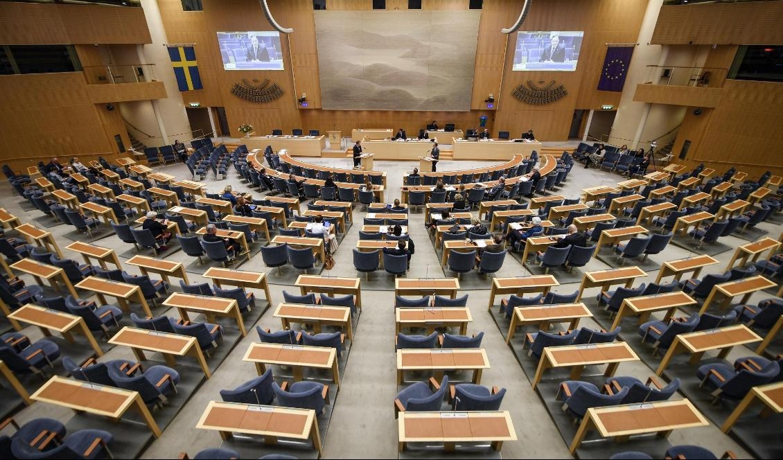 Riksdagen har klubbat igenom ännu ett krispaket, bland annat med regler som gör det lättare att kvalificera sig för a-kassaersättning. Foto: Ali Lorestani/TT-arkivbild