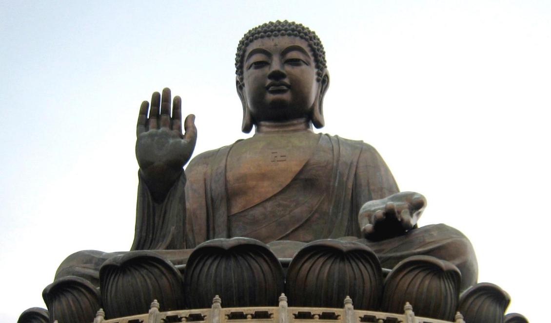



Buddhastatyerna har ofta inristade svastikatecken. Buddhastaty på ön Lantau i Hongkong. Foto: Evie Seo/CC BY-SA 4.0                                                                                                                                                                                                