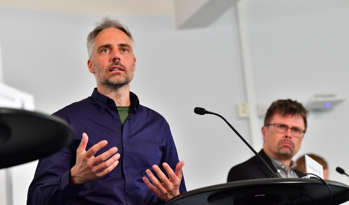 Anders Wallensten, biträdande statsepidemiolog, Folkhälsomyndigheten och Svante Werger, rådgivare, Myndigheten för samhällsskydd och beredskap. Foto: Jonas Ekströmer/TT