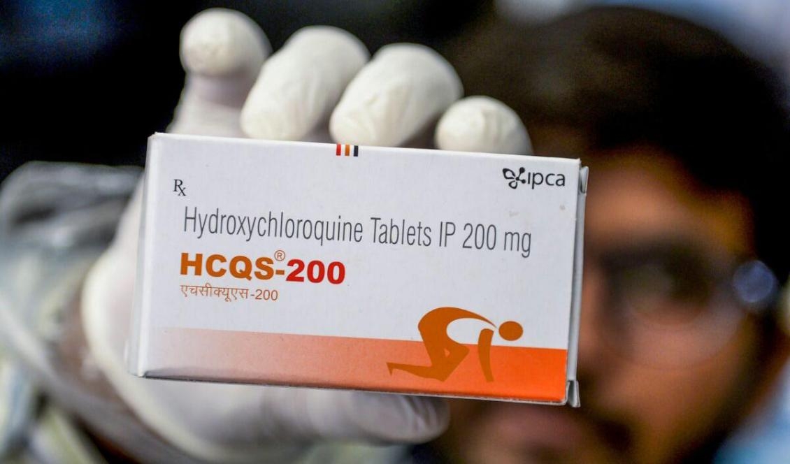 






En apotekare visar upp en ask med hydroxyklorokin i  Hyderabad, Indien, den 28 april 2020. Foto: Noah Seelam/AFP via Getty Images                                                                                                                                                                                                                                                                                                                    
