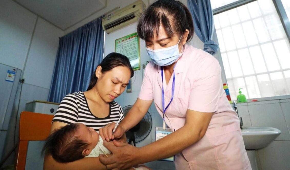 


Ett barn blir vaccinerat på ett sjukhus i provinsen Guangxi, den 23 juli 2018. Samma år hade ett kinesiskt företag tillverkat över 250 000 doser felaktigt DtaP-vaccin, vilket påverkade över 200 000 barn. Foto: AFP via Getty Images                                                                                                                                                