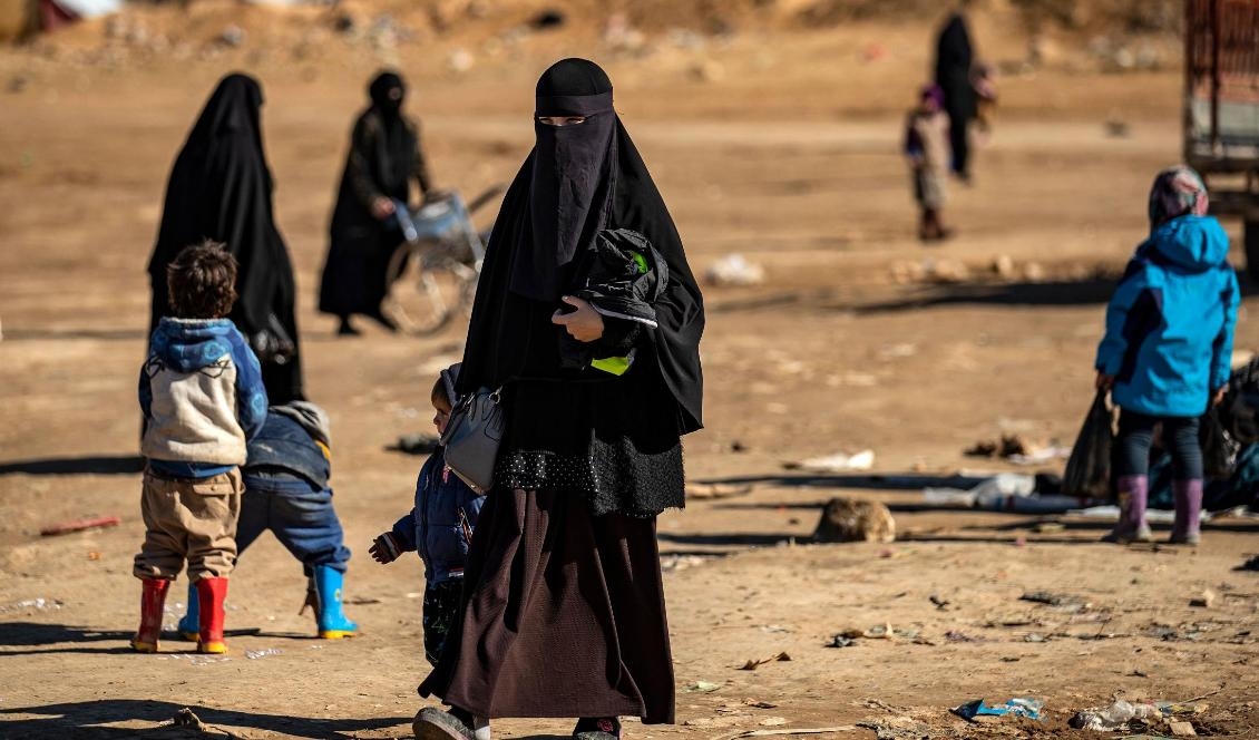 En kvinna med ett barn i kurdiska lägret Al-Hol i nordöstra Syrien den 4 januari 2020. Foto: Delil Souleiman/AFP via Getty Images