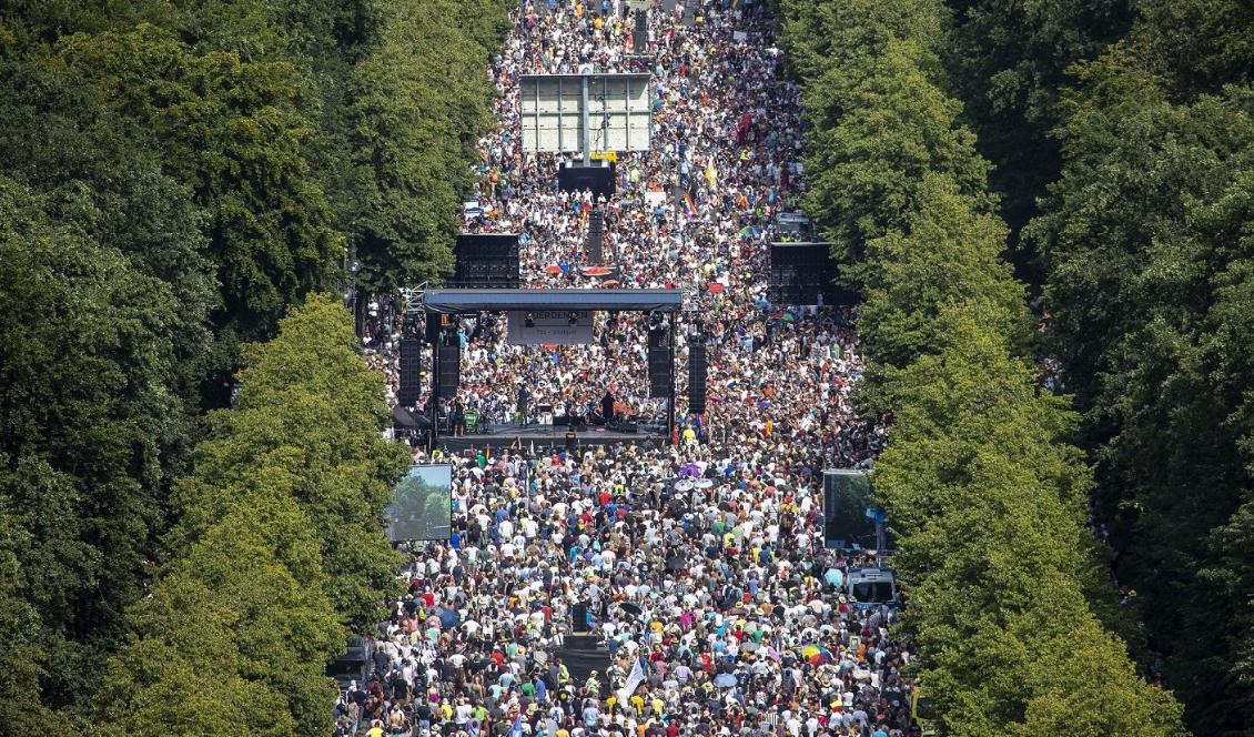 
Omkring 17 000 personer demonstrerade i Berlin mot virusrestriktoner den 1 augusti 2020. Foto: Maja Hitij/Getty Images                                            