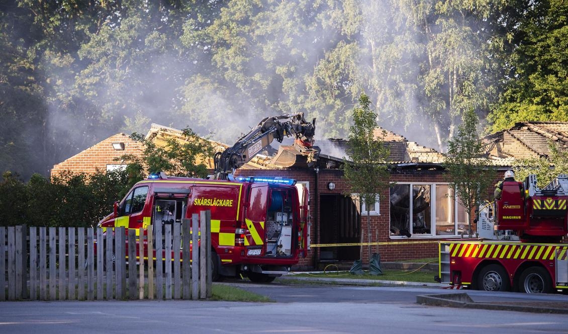 
Ännu en brand på en skola i Lund. Larmet om skolbranden kom in till polisen strax efter klockan fyra på fredagsmorgonen. När räddningstjänsten kom till platsen slog lågor ut genom fönster och tak. Foto: Avdo Bilkanovic/TT                                            