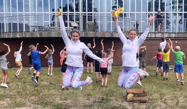 



Emelie Johansson (t v) och Susanna Almström, Fredagsfys Sverige, håller i sommarlägret på Torvalla IP som genomförs på uppdrag av Haninge kommun. Lägret vänder sig framför allt till socioekonomiskt utsatta barn i åldern 7-10 år, är gratis – och coronasäkrat. Foto: Rehana Hallberg                                                                                                                                                                                