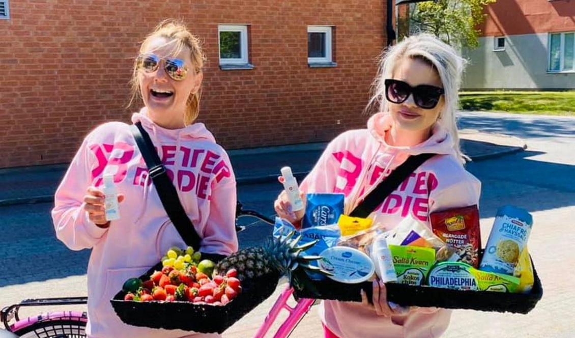 


Susanna Almström (vä) och Emelie Johansson (hö) med godsaker och handsprit, på väg till äldreboenden i Haninge. Foto: Susanna Almström                                                                                                                                    