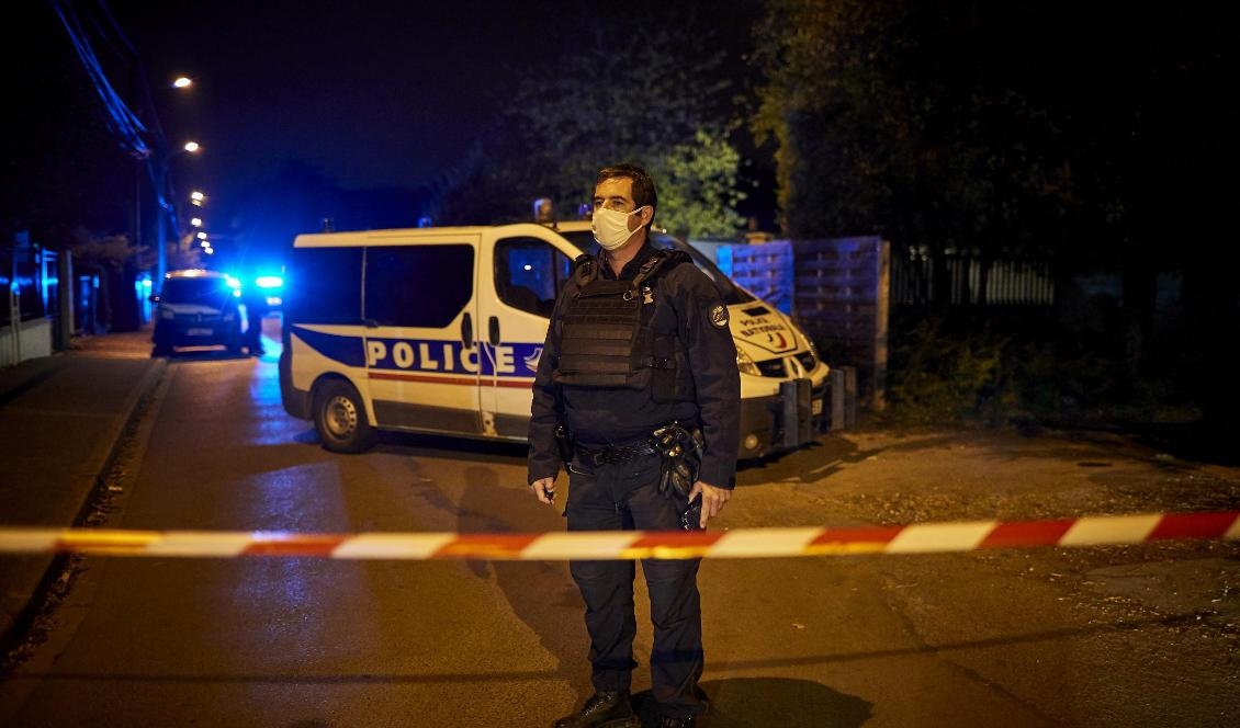 En polisman vid brottsplatsen där en lärare halshöggs vid en skola i förorten Conflans-Sainte-Honorine utanför Paris den 16 oktober 2020. Foto: Kiran Ridley/Getty Images