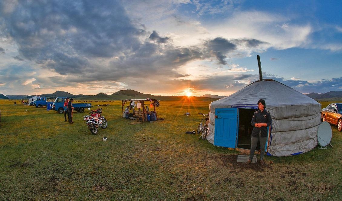 

Kvinna utanför en traditionell mongolisk jurta. Foto: Kanenori/Pixabay                                                                                        