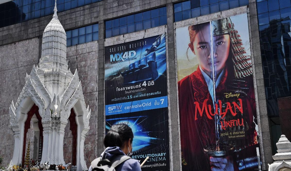 

Affisch för Disneys film Mulan i Bangkok, Thailand, den 8 september 2020. Foto: Lillian Suwanrumpha/AFP via Getty Images                                                                                        