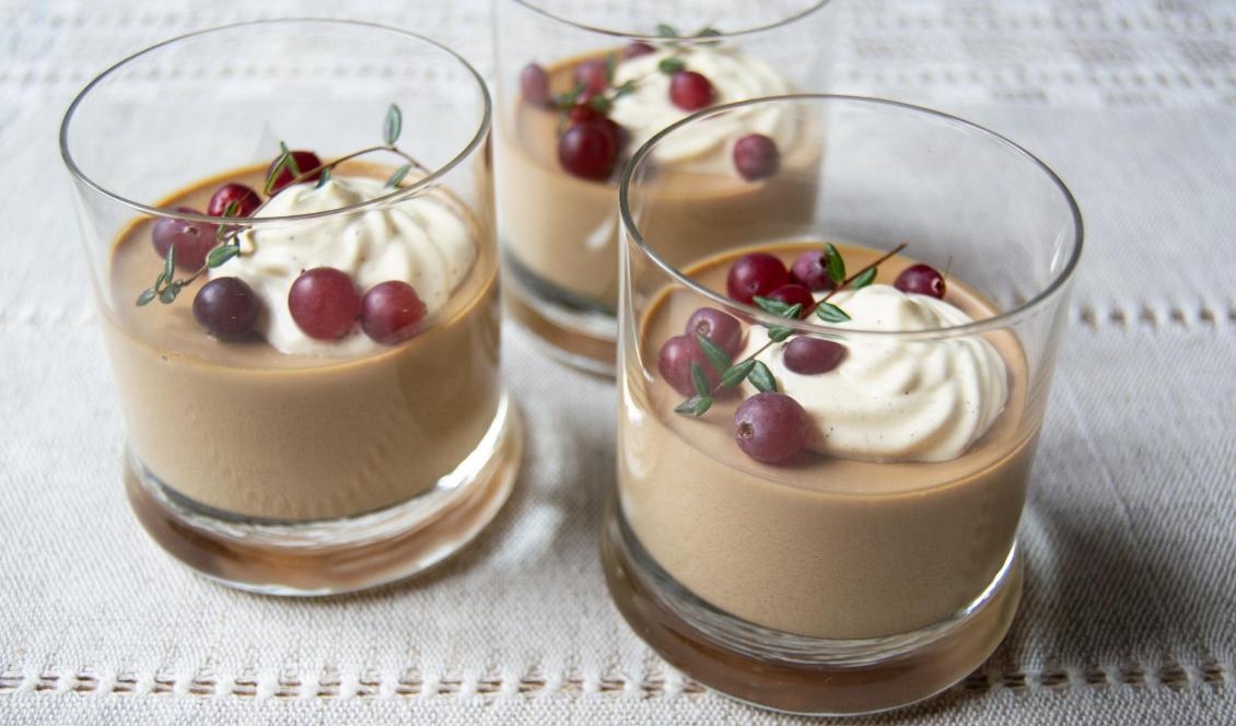 


Cappuccinopannacottan serveras med en lättvispad vaniljgrädde och säsongens bär. Foto: Eva Sagerfors/Epoch Times                                                                                                                                    