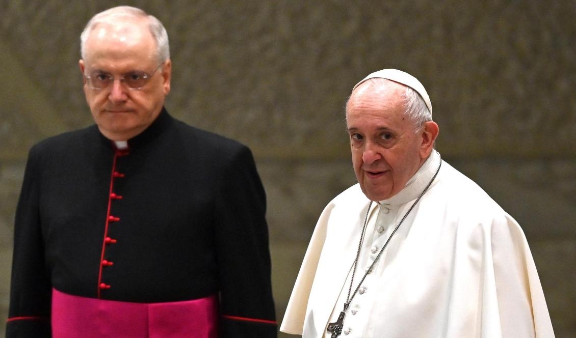 






Påven Franciskus (hö) anländer till sin veckoliga audiens för allmänheten i Paul Vis sal I Vatikanen den 14 oktober 2020. Foto: Alberto Pizzoli/AFP via Getty Images                                                                                                                                                                                                                                                                                                                    