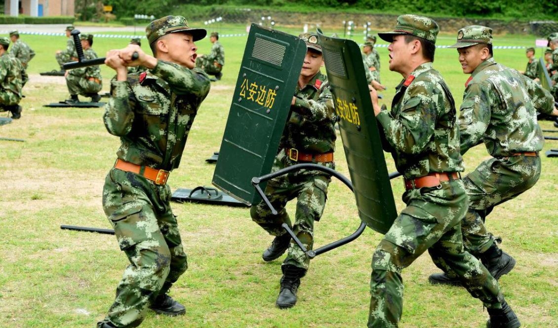 Kinesisk paramilitär polis tränar i Shenzhen, i södra Kinas Guangdongprovins, den 5 juni 2017. Foto: STR/AFP via Getty Images