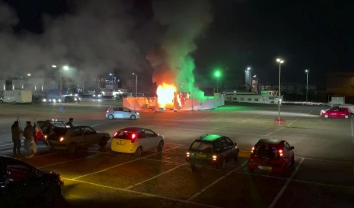 I den här bilden, tagen ur ett videoklipp, syns ett covidtestcenter som stuckits i brand i Urk, åtta mil nordöst om Amsterdam. Foto: Pro News/AP/TT