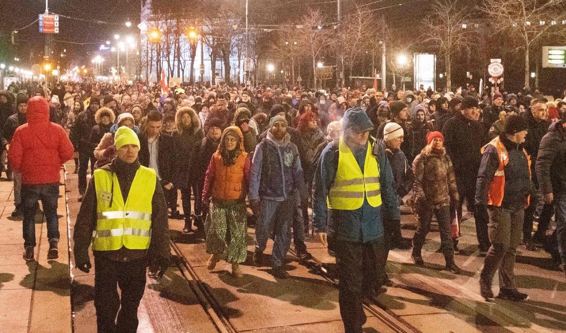 Demonstranter marscherar vid Heldensplatz i Wien i Österrike den 16 januari 2021. Foto: Alex Halada/AFP via Getty Images