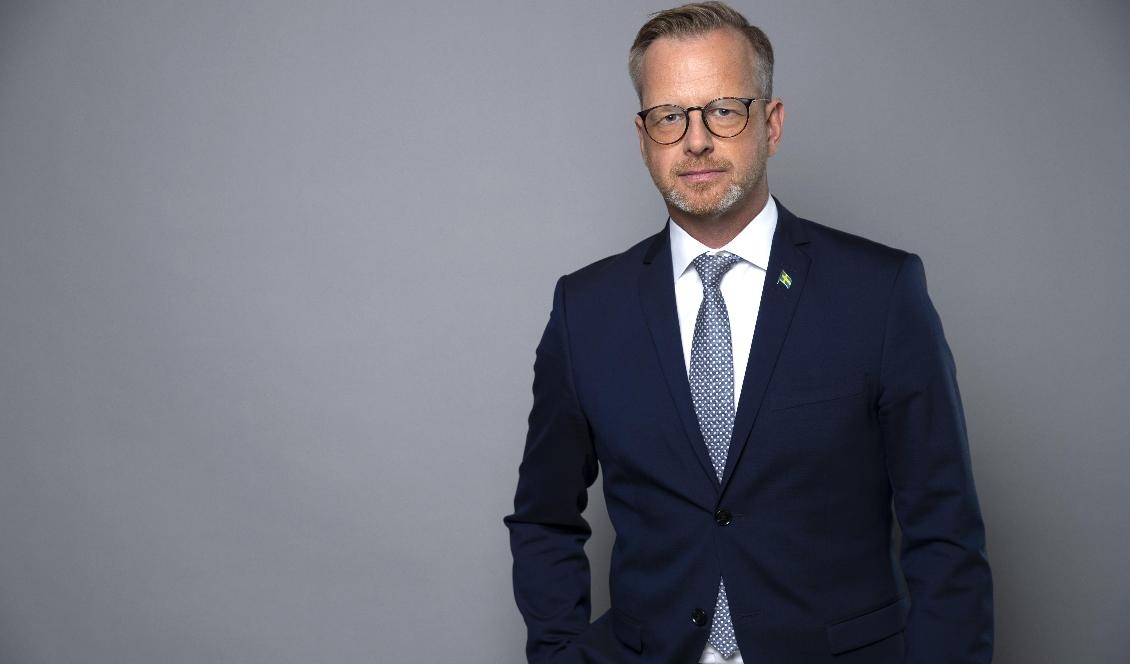 



Inrikesminister Mikael Damberg (S) har tagit emot MSB:s förslag på hur det nya kommunikationssystemet Rakel G2 ska utvecklas. Foto: Kristian Pohl/Regeringskansliet                                                                                                                                                                                