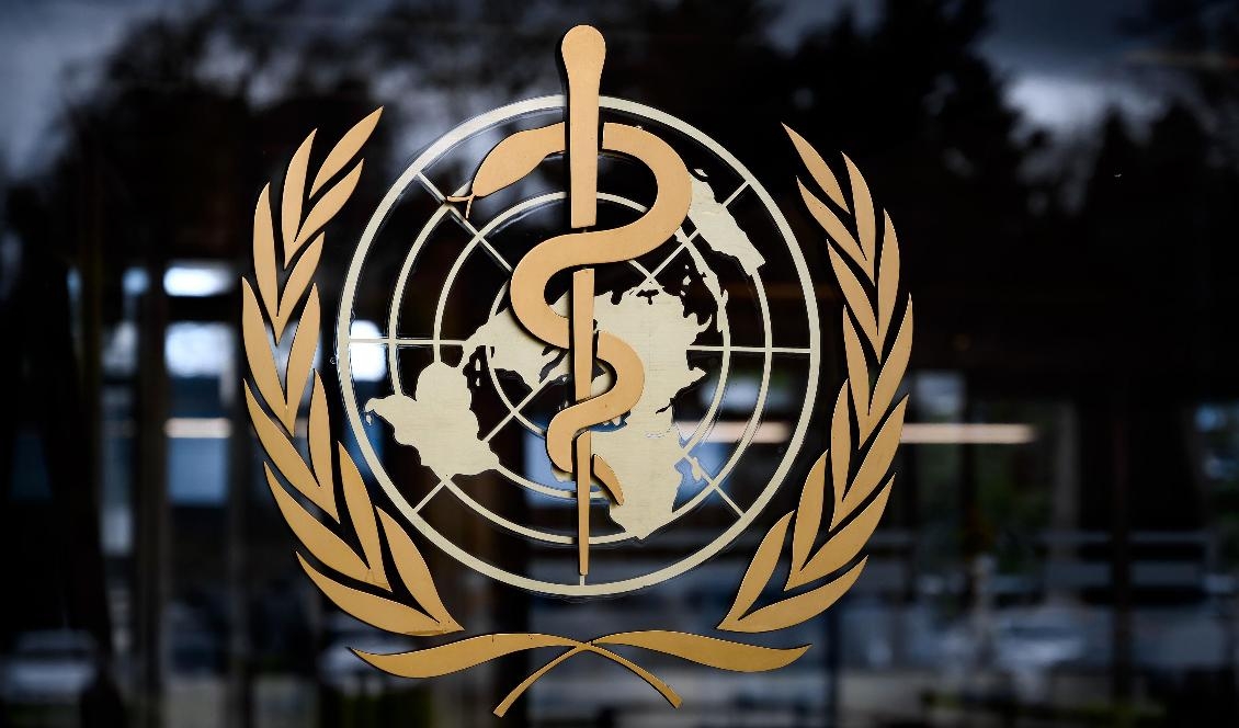 WHO:s logotype syns vid högkvarteret i Geneve. Foto: Fabrice Coffrini/AFP via Getty Images