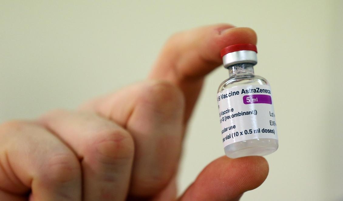 En dos av Astra Zenecas vaccin. Foto: Gareth Fuller – WPA Pool/Getty Images