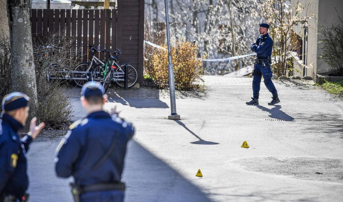 Polisens tekniker på plats i Kista där en ung man sköts till döds med flera skott under natten till den 18 april i år. Foto: Jessica Gow/TT