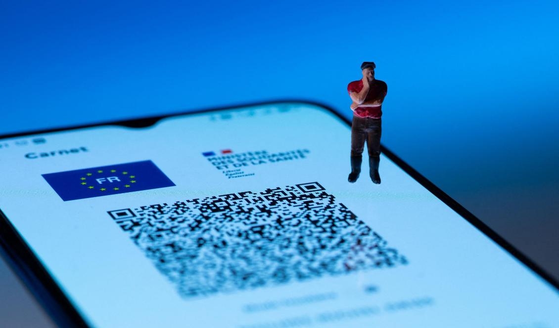 Mobiltelefon med EU:s digitala covidintyg. Franska regeringen tillkännagav den 12 juli att ett hälsopass för covid-19 ska krävas för att komma in på de flesta publika platser. Foto: JOEL SAGET/AFP via Getty Images